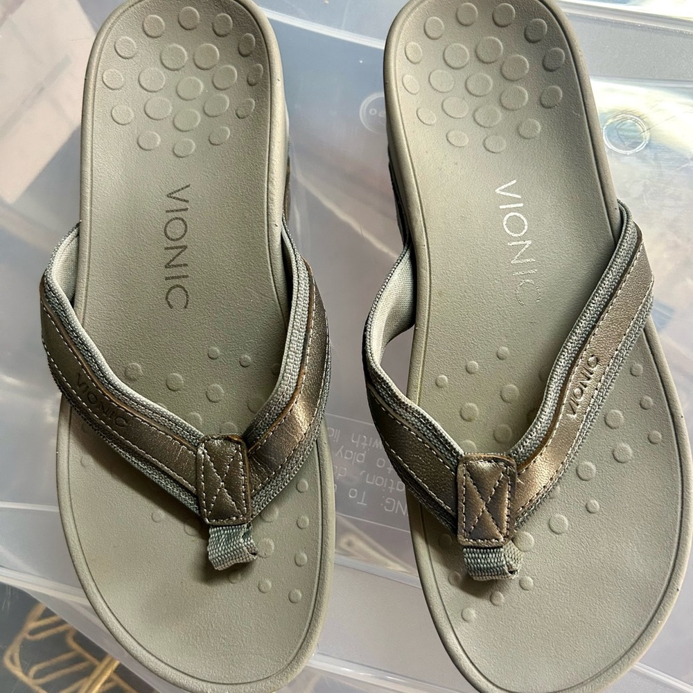 Vionic Gray Flip Flops